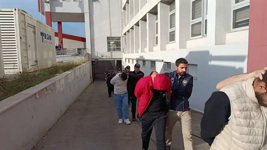 Adana’da ‘Sazan Sarmalı’ Çetesi Çökertildi! 5